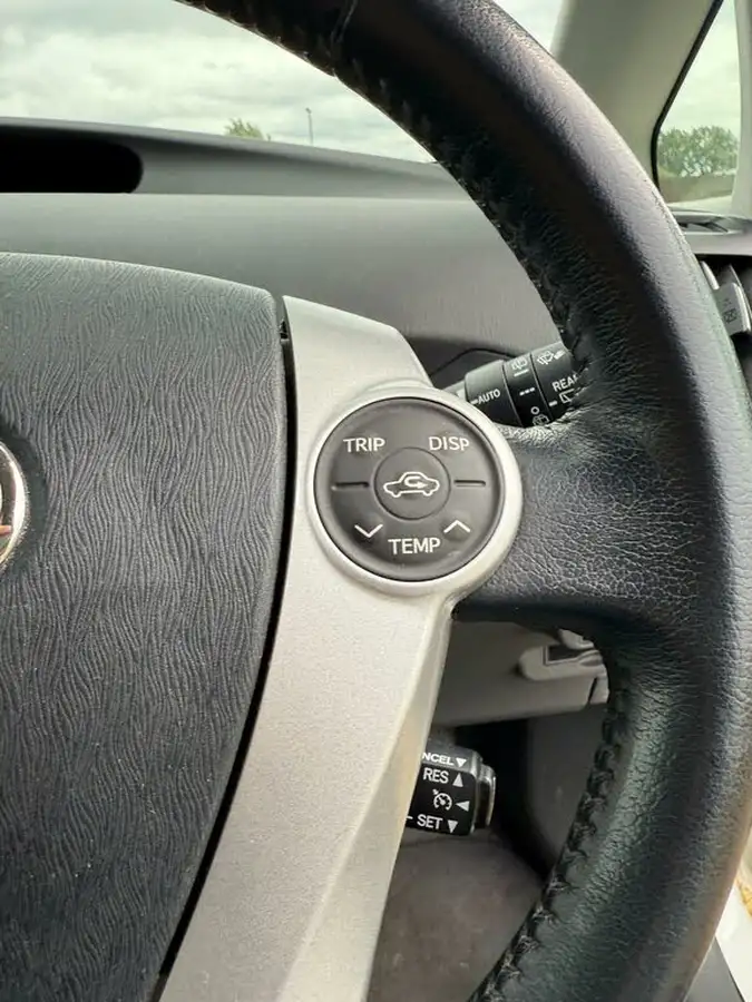 2011-toyota-prius-18-vvt-i-t-spirit-10th-anniversary-big-18