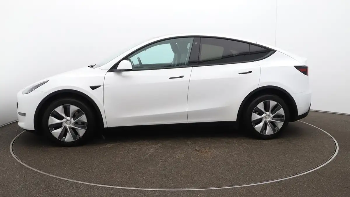 2022-tesla-model-y-e-long-range-big-57