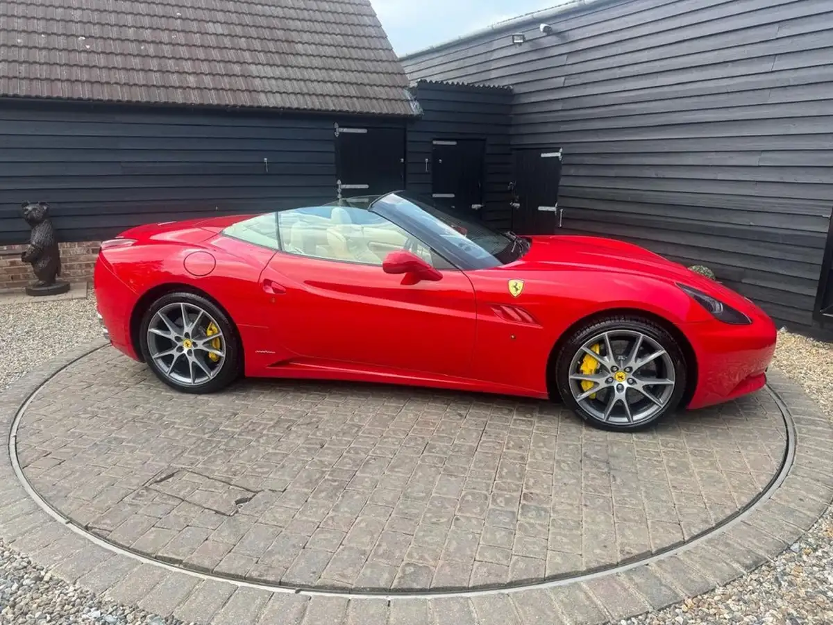 2010-ferrari-california-43-big-43