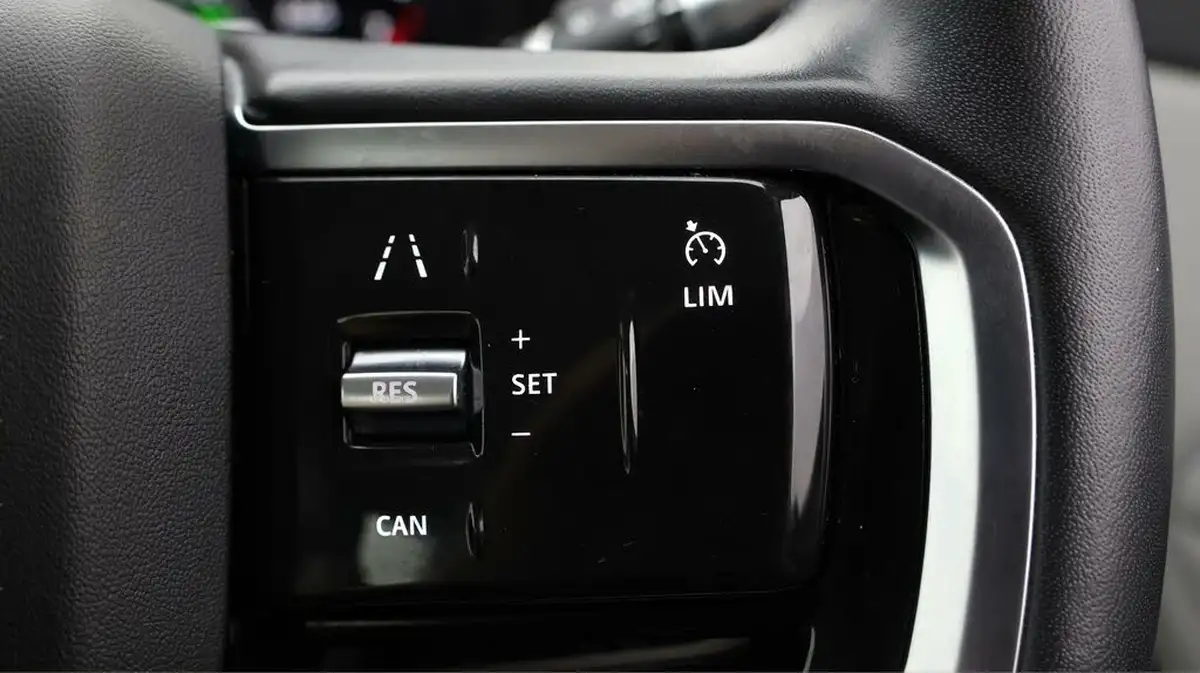 2021-land-rover-range-rover-evoque-15-p300e-se-big-24