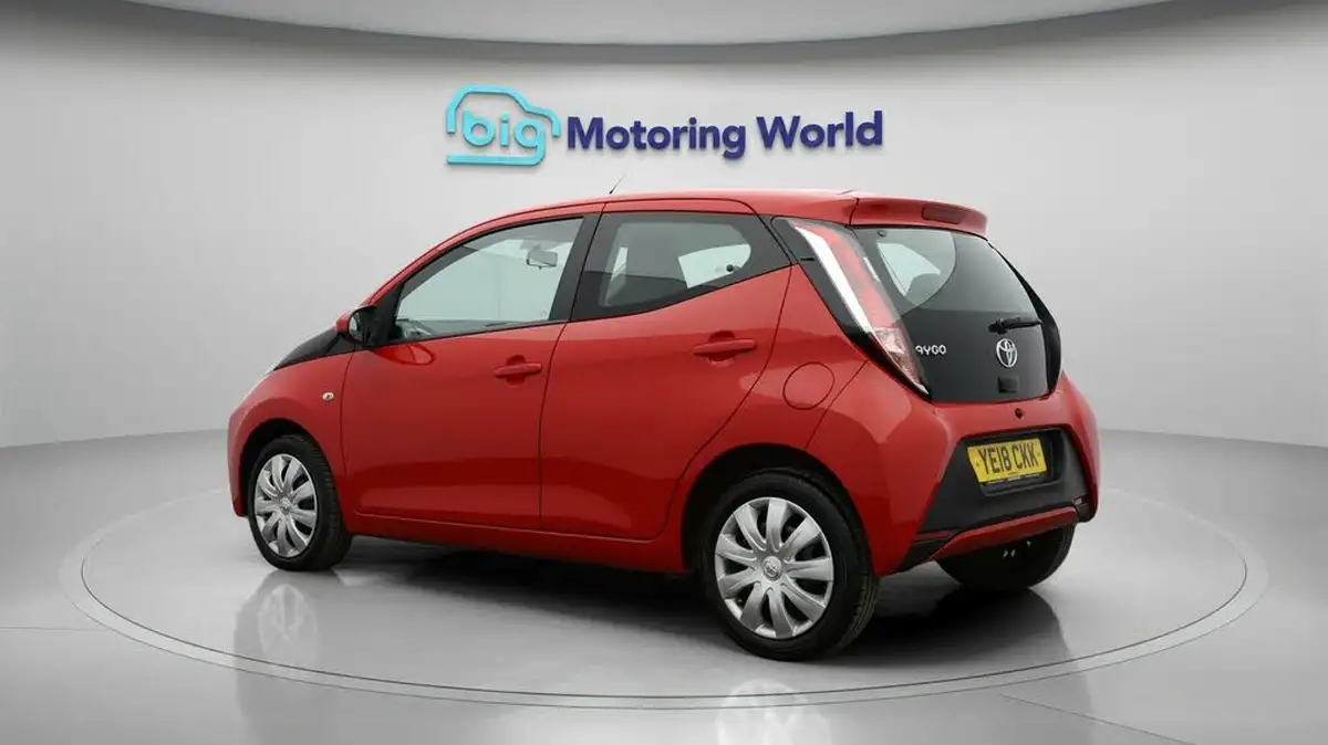 2018-toyota-aygo-10-vvt-i-x-play-71bhp-5d-big-5
