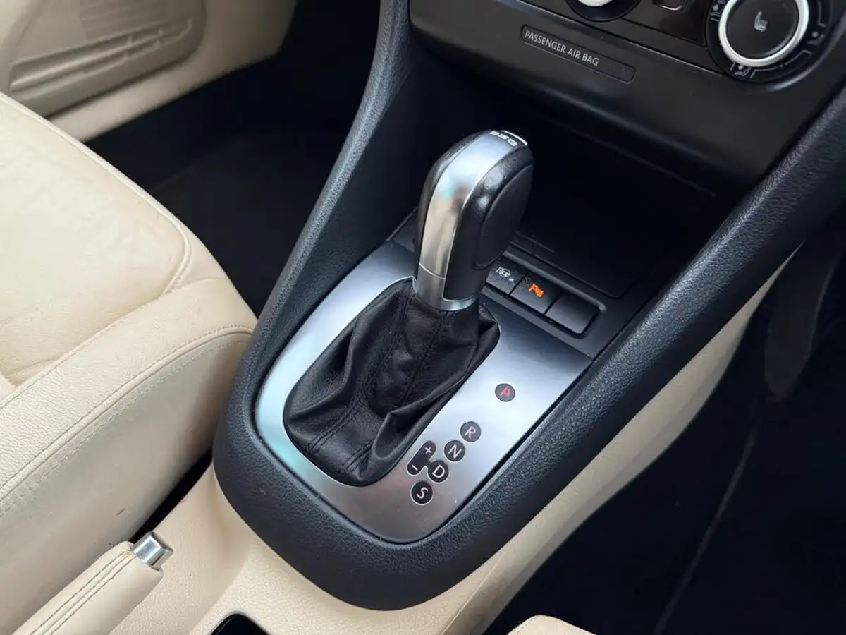 2011-volkswagen-golf-14-gt-tsi-160ps-hatchback-5d-dsg-big-53