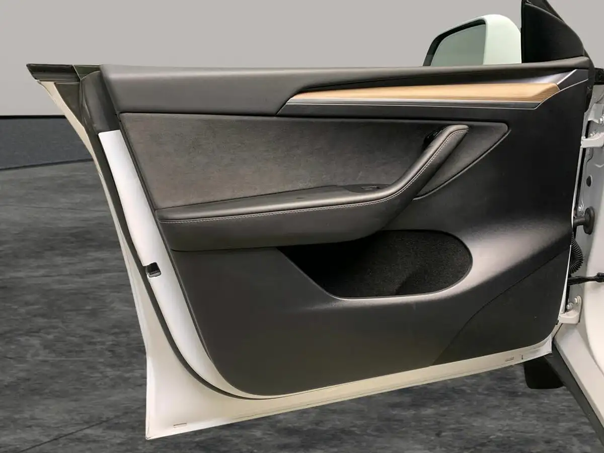 2022-tesla-model-y-e-long-range-big-36