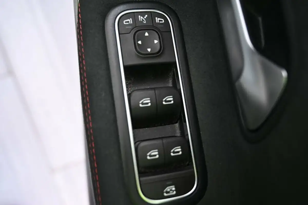 2019-mercedes-benz-a-class-20-a220-amg-line-premium-hatchback-5d-4matic-big-38