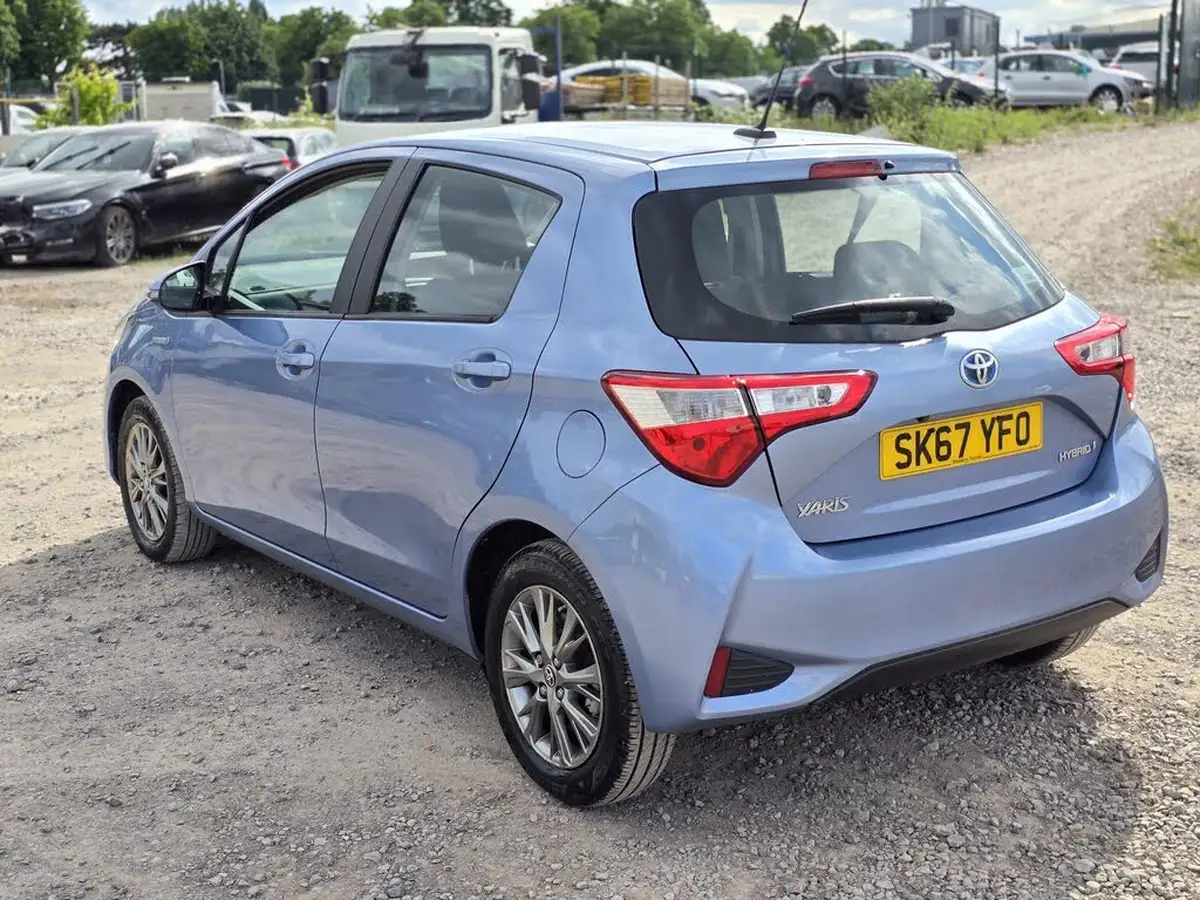 2017-toyota-yaris-15-vvt-i-icon-tech-98bhp-hybrid-1497cc-e-cvt-big-3