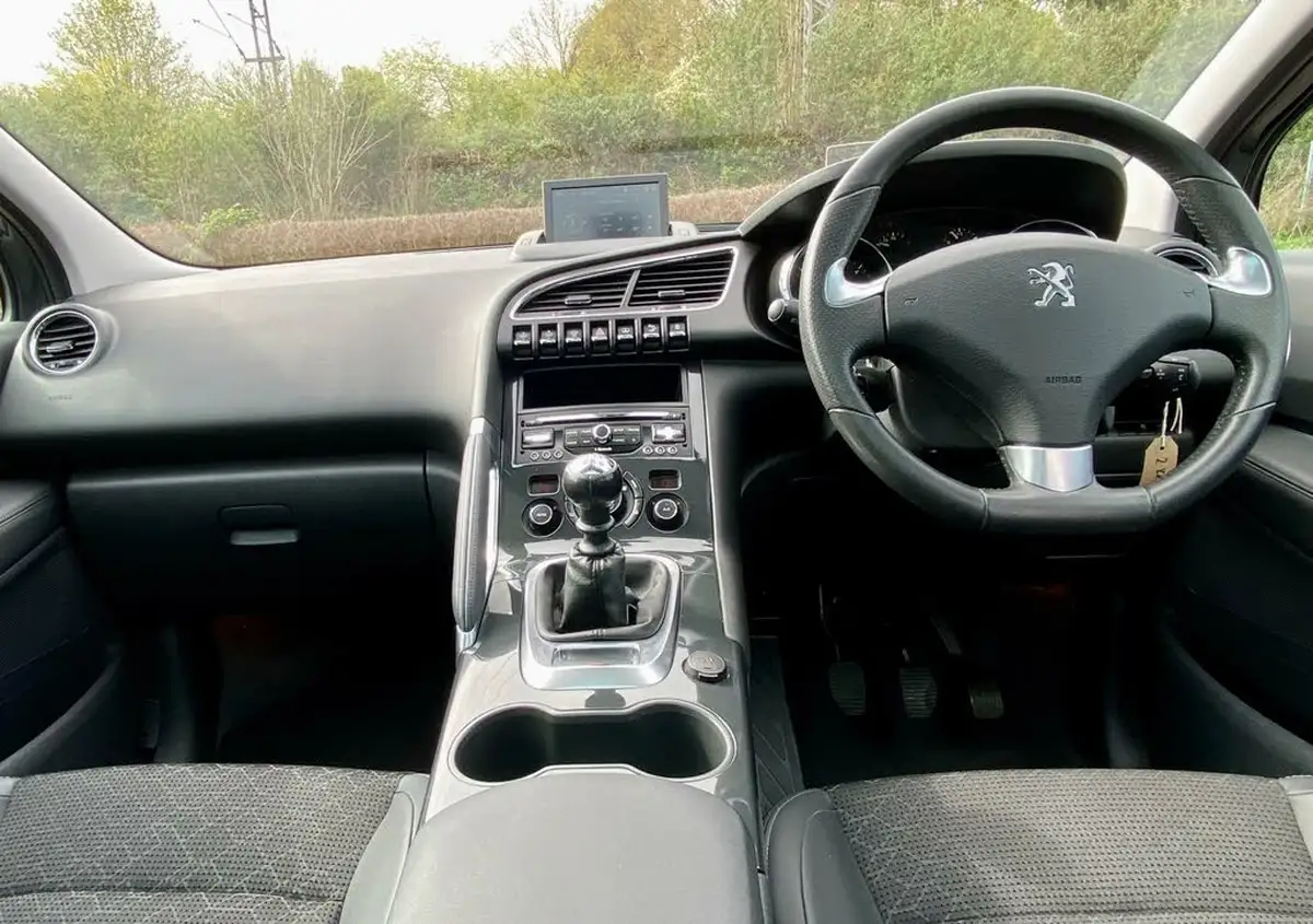 2016-peugeot-3008-crossover-16bluehdi-allure-big-16