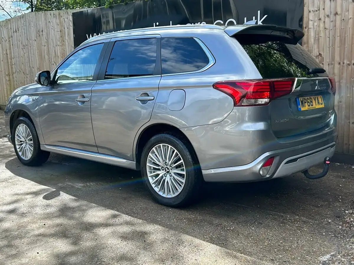 2018-mitsubishi-outlander-24-4h-phev-big-16