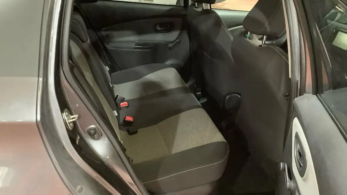2015-toyota-yaris-15-vvt-i-sport-hybrid-big-6