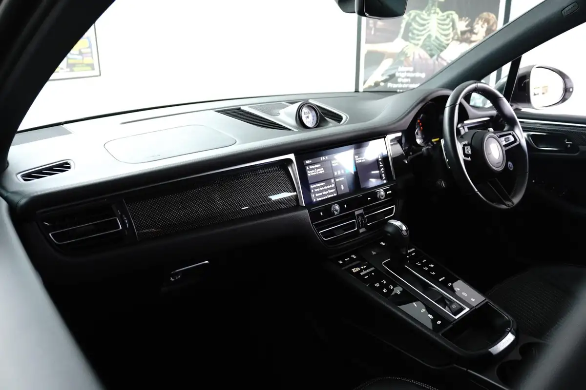 2022-porsche-macan-20-big-6