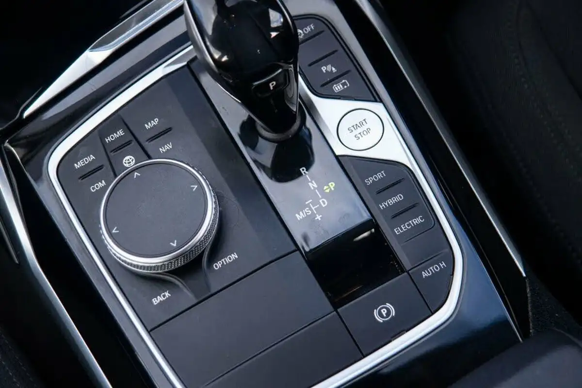 2020-bmw-3-series-20-330e-se-pro-saloon-4d-big-20