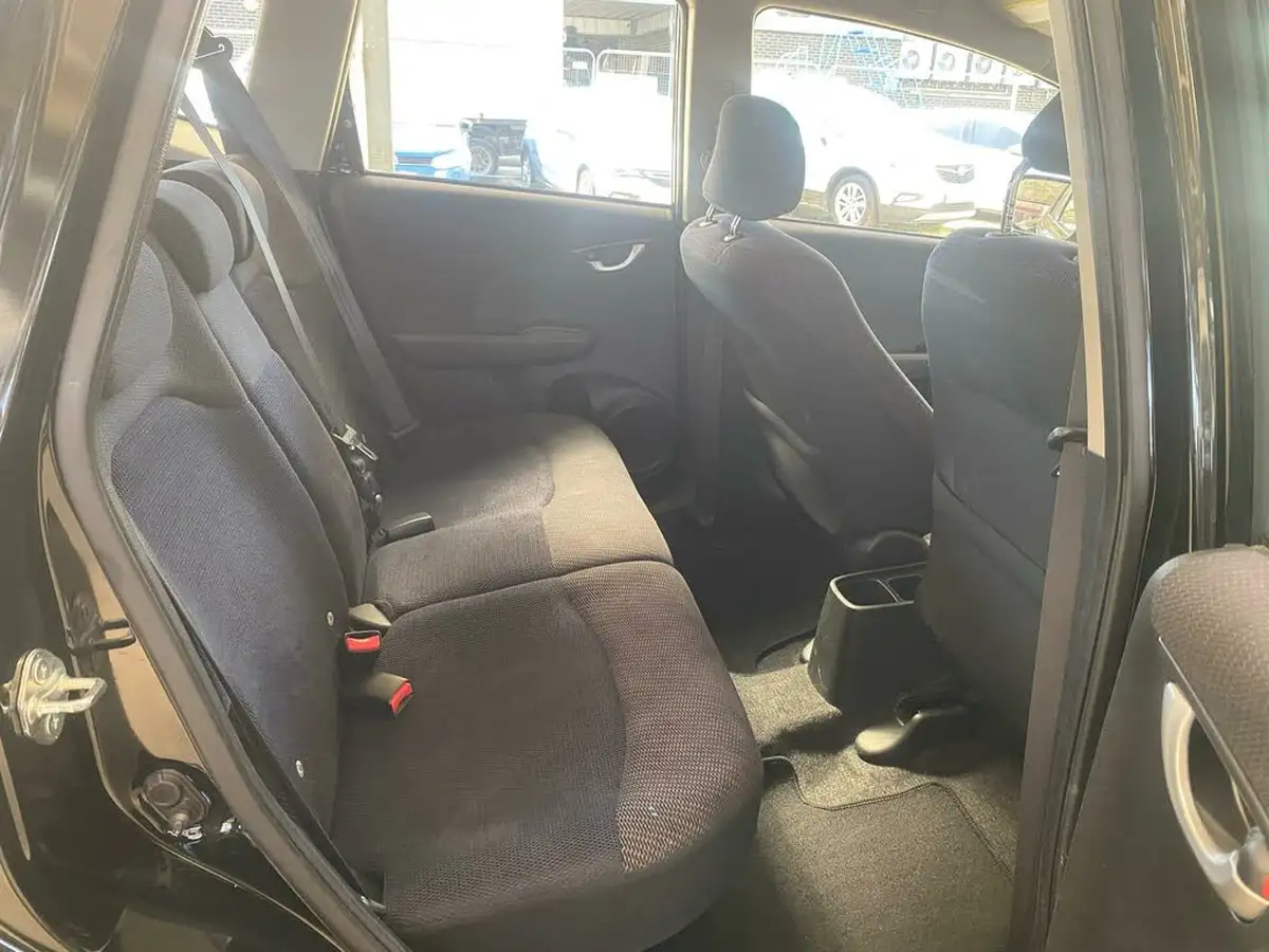 2012-honda-jazz-14-es-cvt-big-16