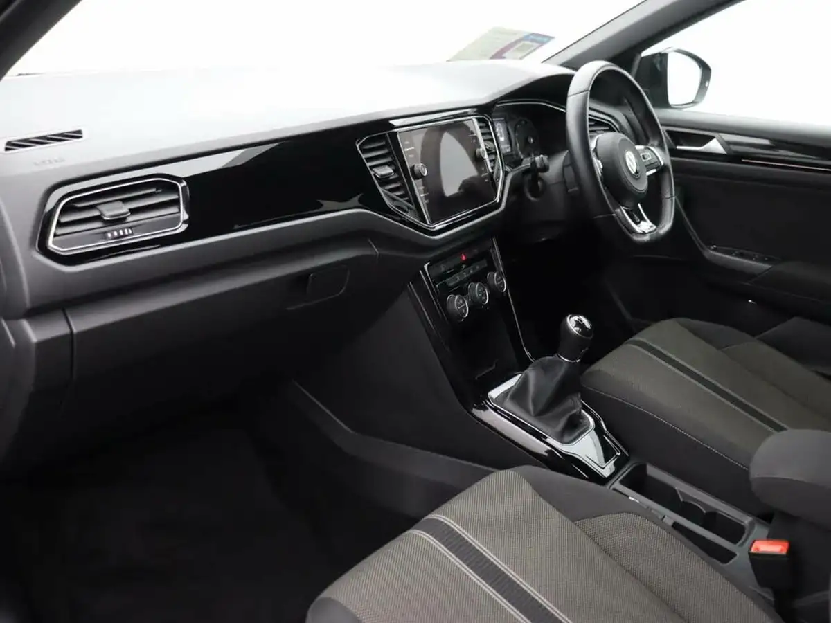 2021-volkswagen-t-roc-15-tsi-black-edition-big-11