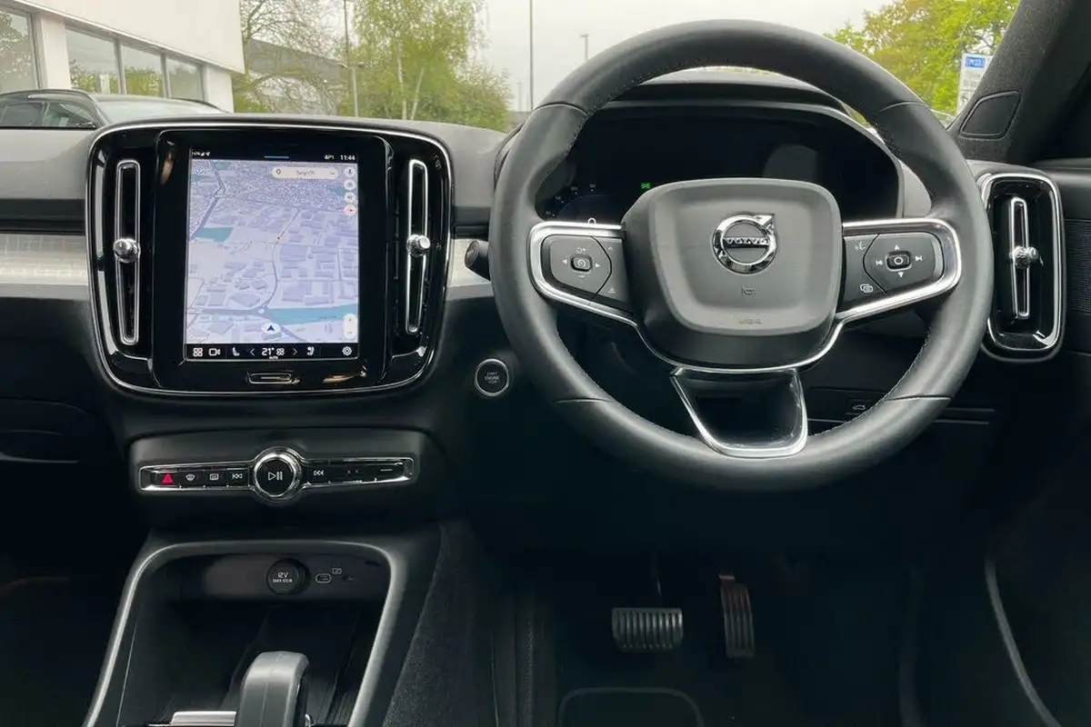 2022-volvo-xc40-20-b3-plus-big-32