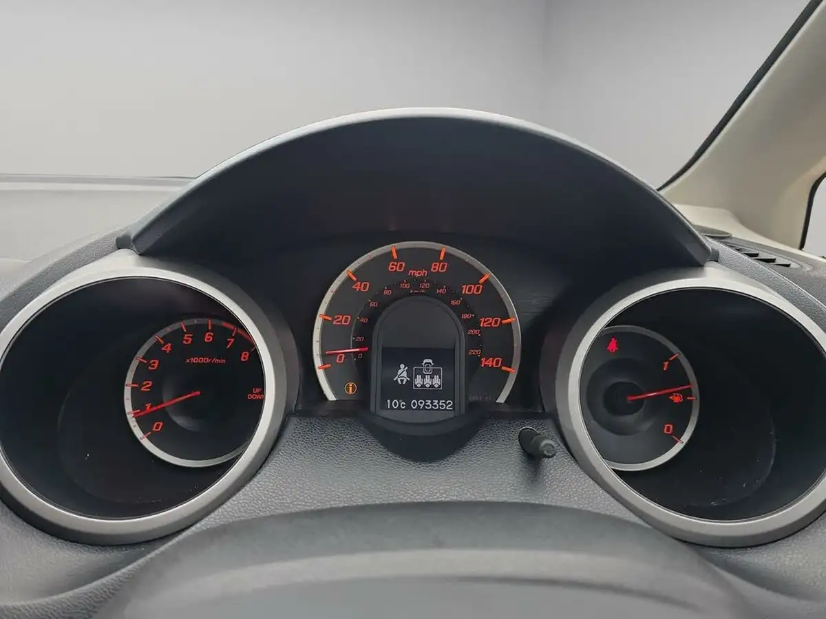 2013-honda-jazz-14-si-big-21