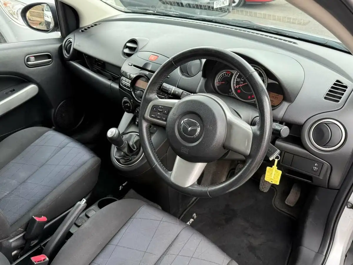 2011-mazda-mazda2-13-tamura-5d-big-10