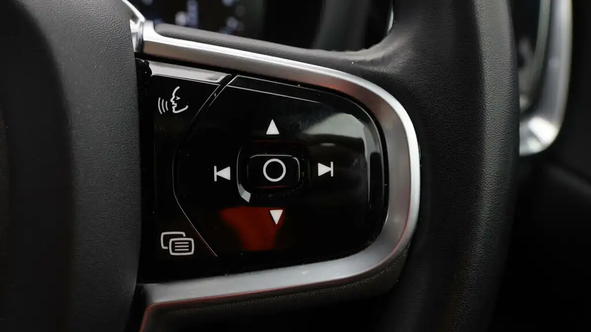 2022-volvo-v60-20-b3-r-design-161bhp-big-24