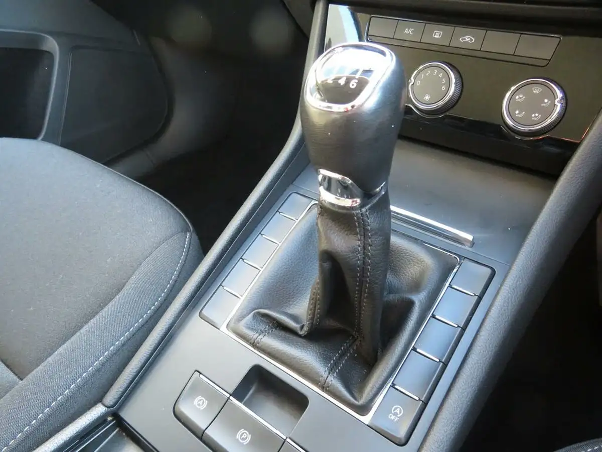 2017-skoda-superb-16tdi-s-hatchback-big-13