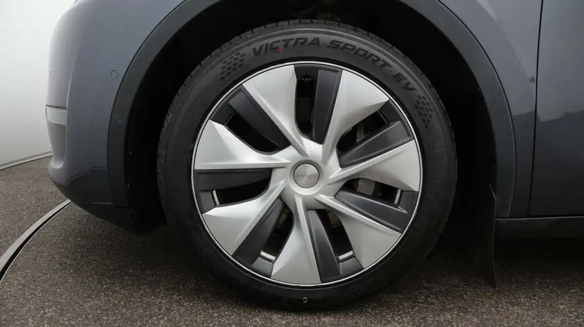 2022-tesla-model-y-e-long-range-big-18
