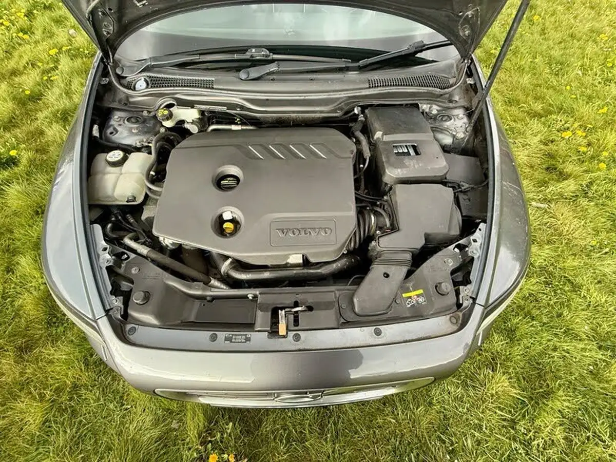 2010-volvo-s40-16td-d2-r-design-big-22