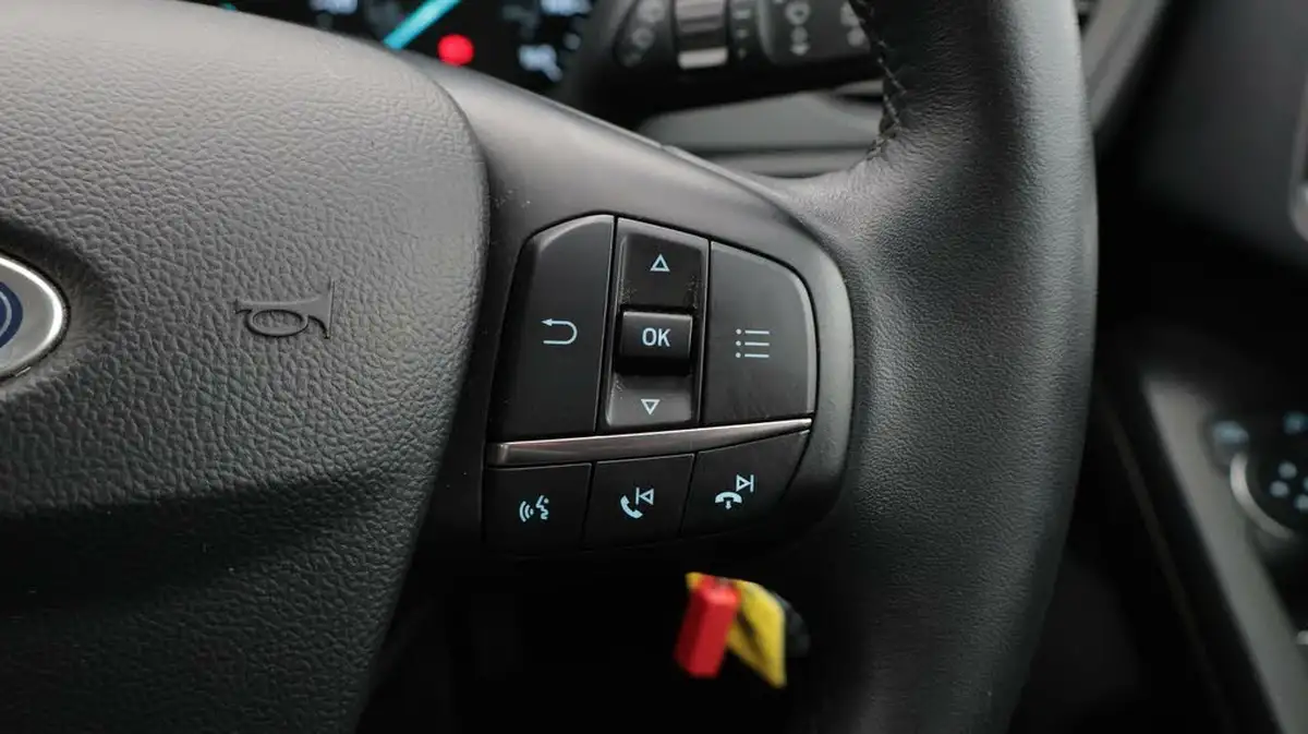 2020-ford-focus-15-zetec-120ps-hatchback-big-23