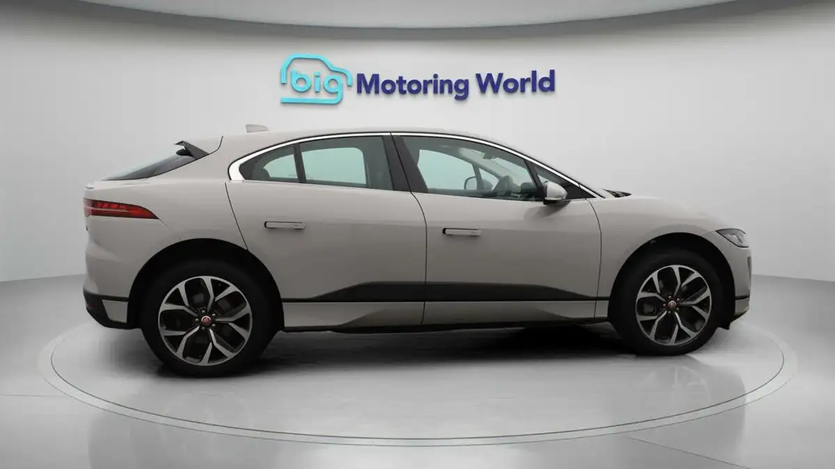 2022-jaguar-i-pace-ev400-hse-big-8