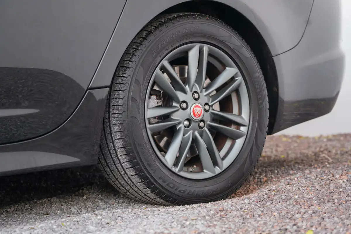 2015-jaguar-xf-22td-r-sport-163ps-saloon-4d-big-19