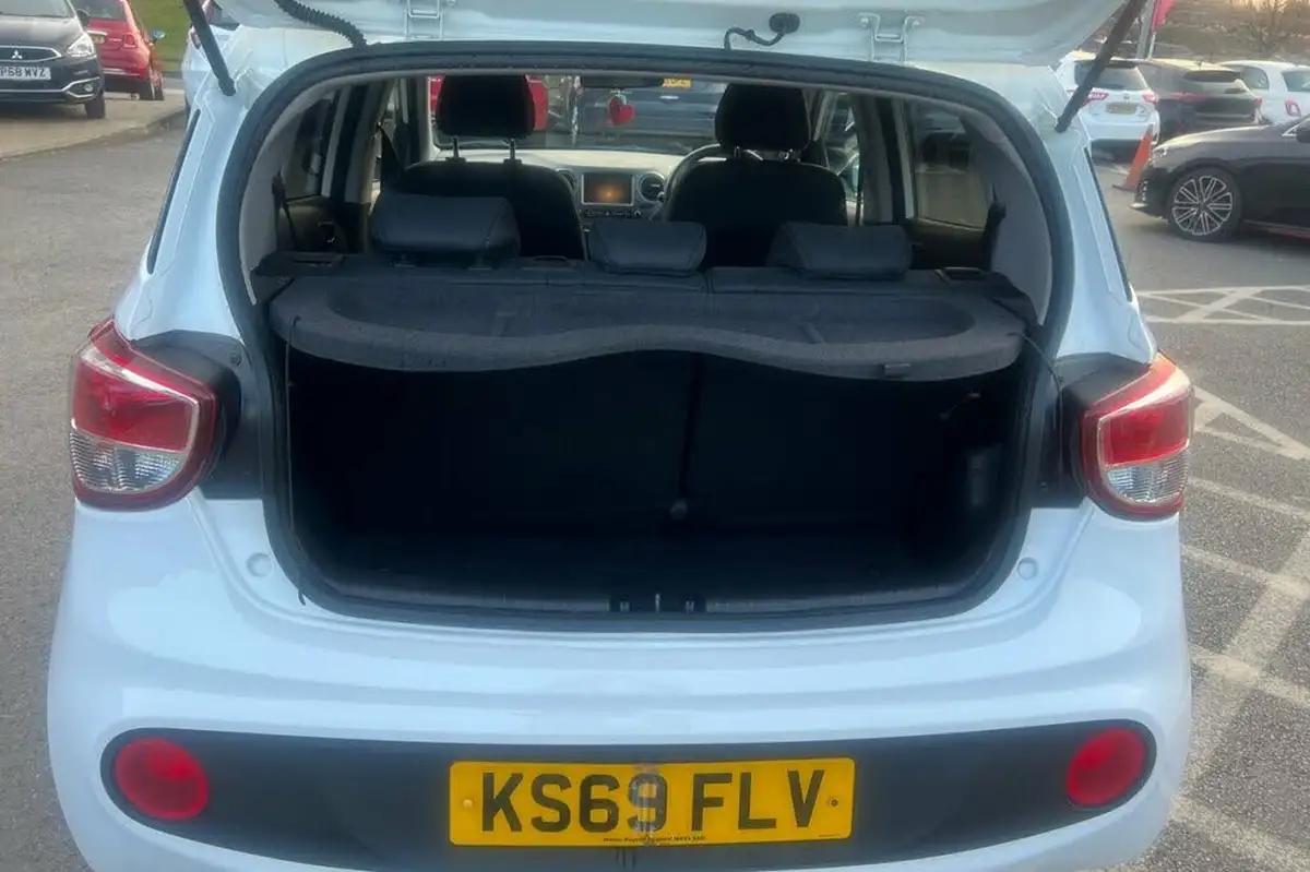 2019-hyundai-i10-10-play-big-14
