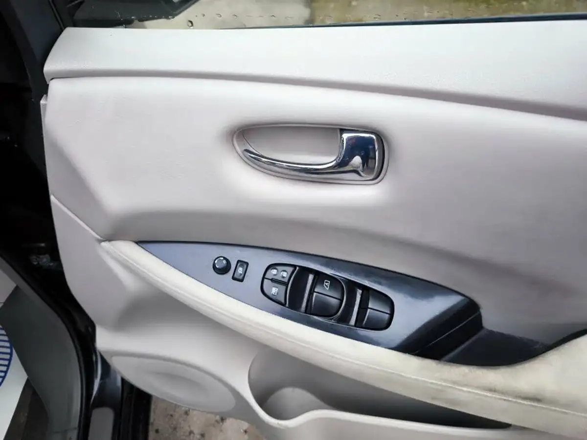 2013-nissan-leaf-e-auto-big-12