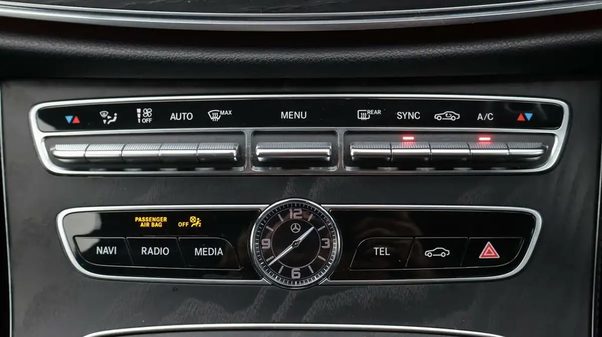 2019-mercedes-benz-e-class-20d-e220d-amg-line-night-edition-premium-saloon-4d-big-12