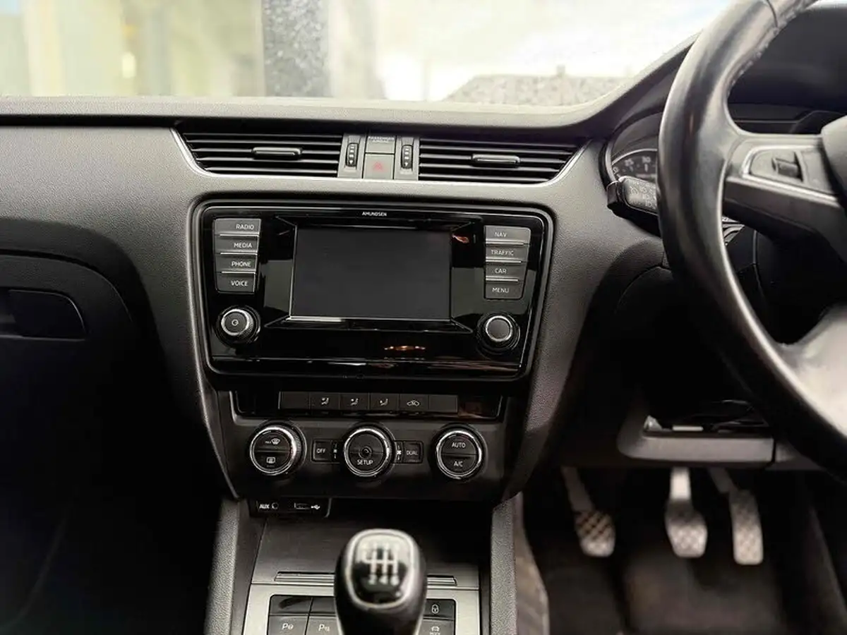 2013-skoda-octavia-20tdi-elegance-hatchback-big-15