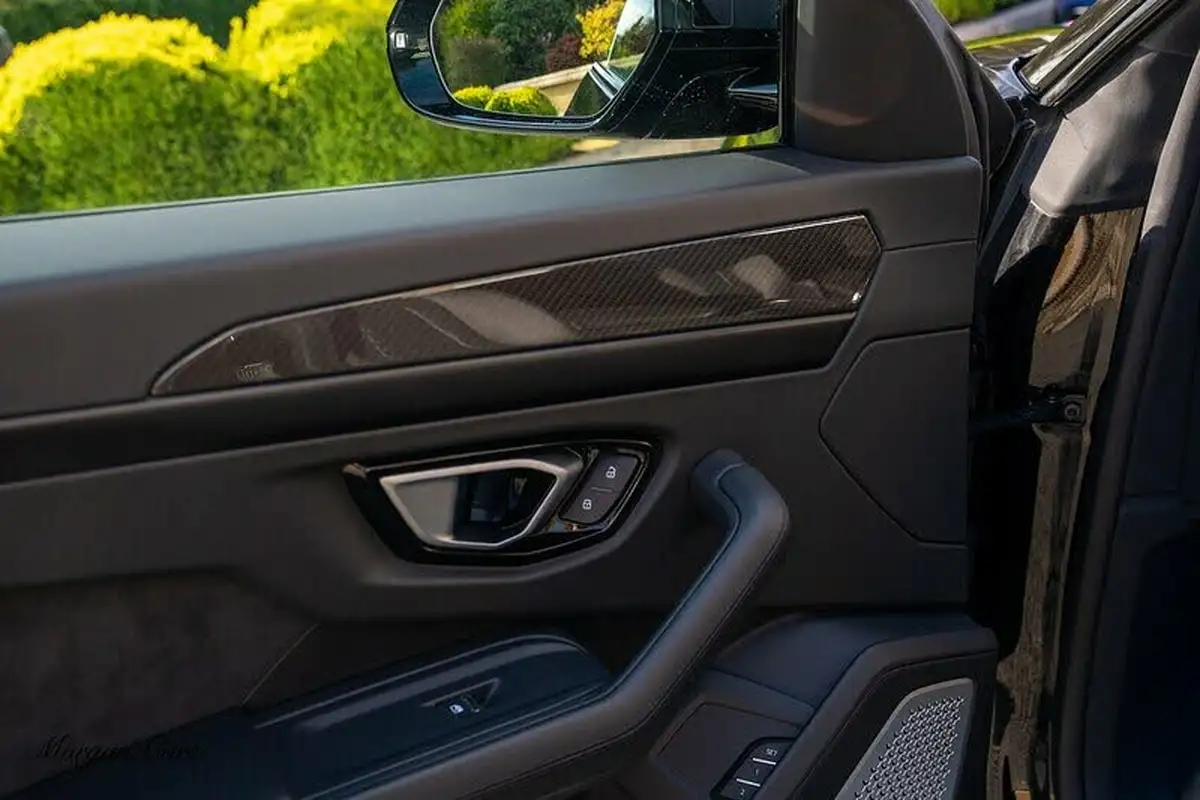 2021-lamborghini-urus-40-no-trim-big-52