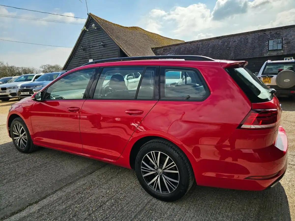2019-volkswagen-golf-20tdi-se-estate-5d-dsg-big-7