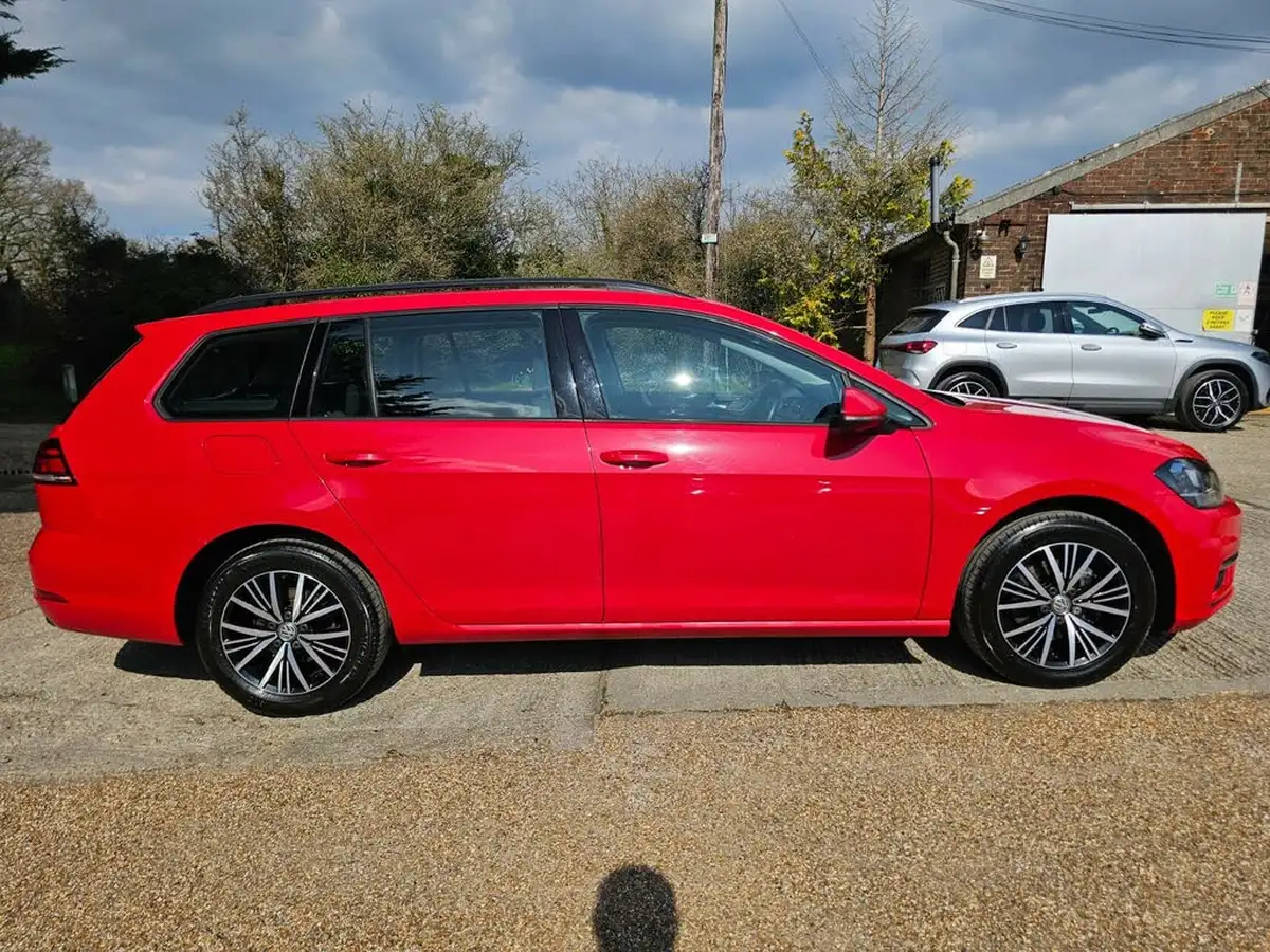 2019-volkswagen-golf-20tdi-se-estate-5d-dsg-big-3
