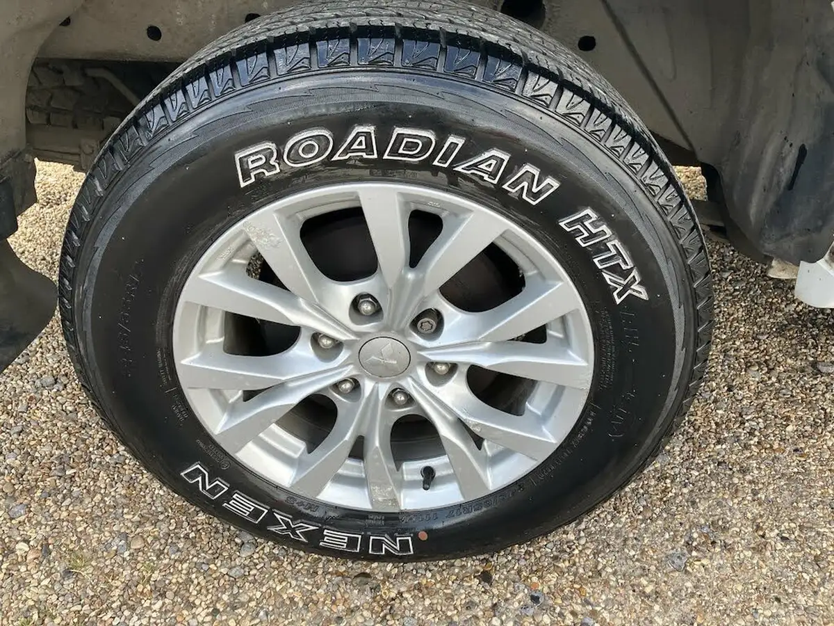 2014-mitsubishi-l200-25td-barbarian-auto-big-13