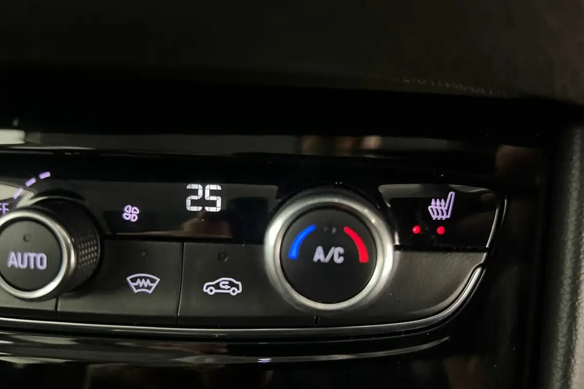 2020-vauxhall-grandland-x-12-sri-nav-big-32