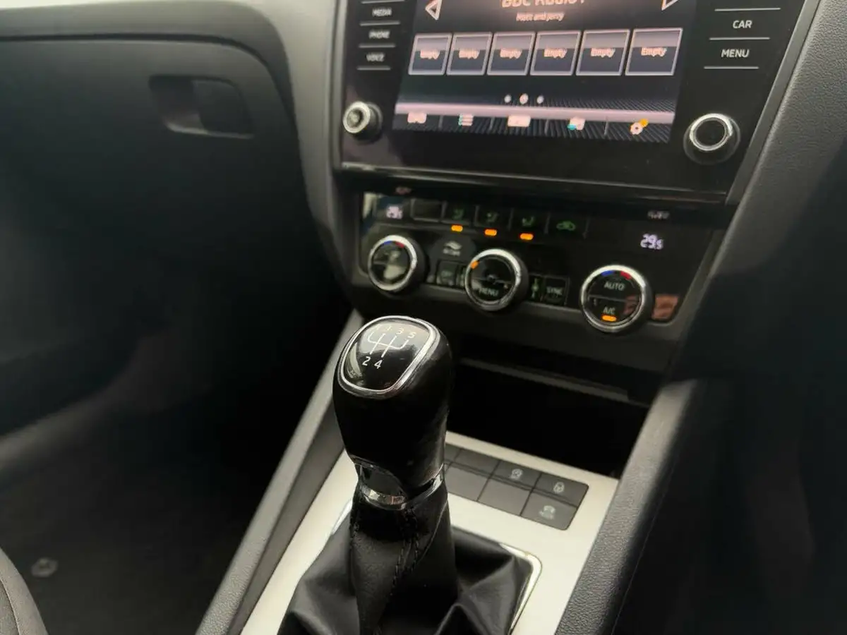 2019-skoda-octavia-16tdi-se-technology-estate-big-43