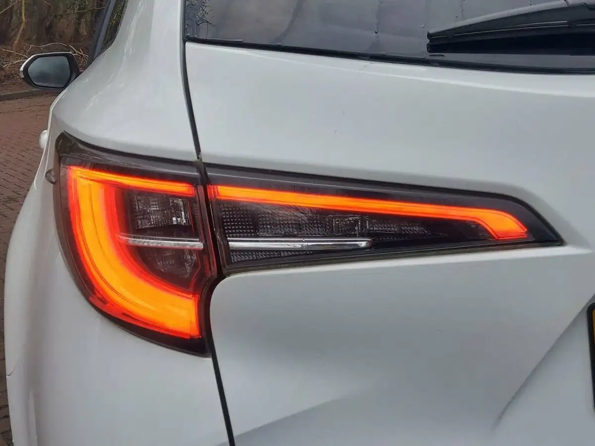 2021-toyota-corolla-18-vvt-i-design-trk-touring-sports-5d-big-12