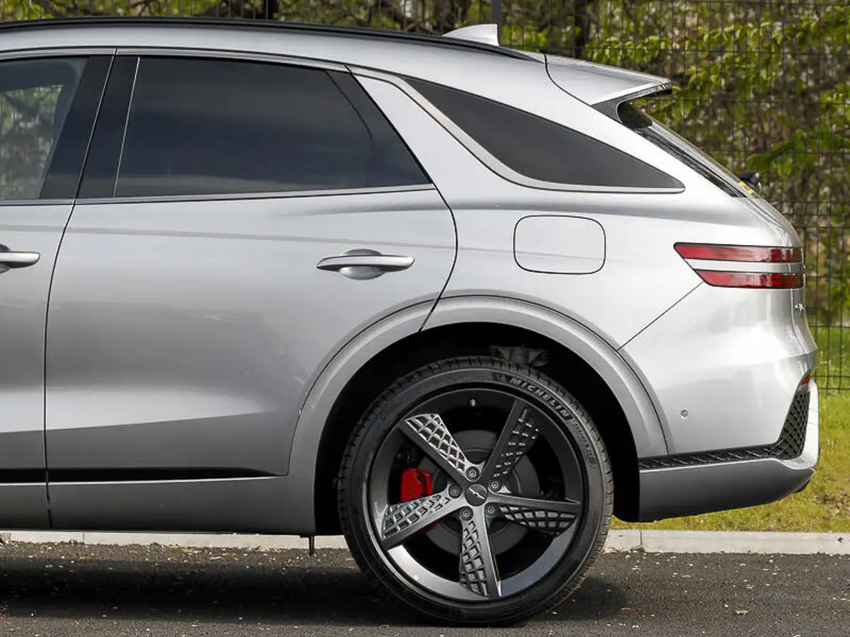 2025-genesis-gv70-22-d-sport-line-big-10