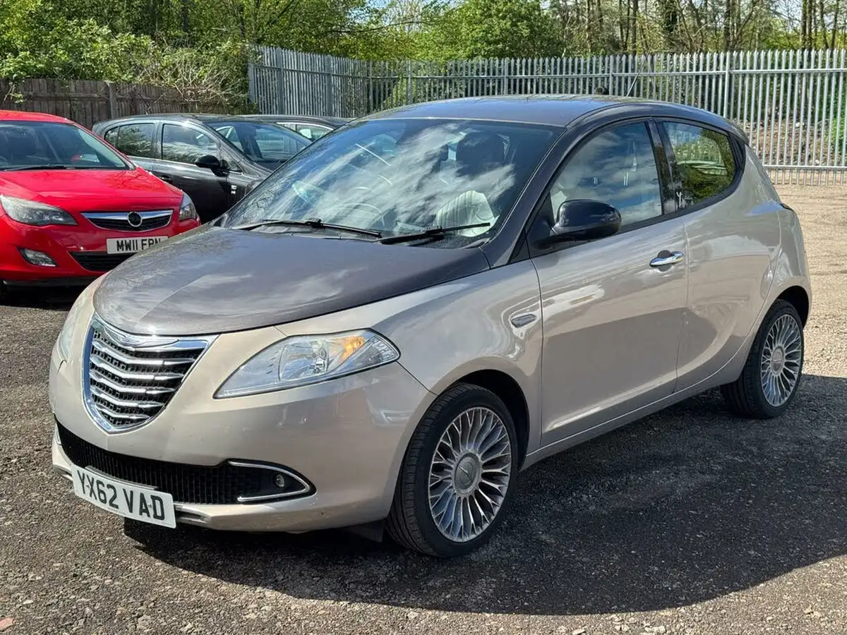 2012-chrysler-ypsilon-12-limited-big-2