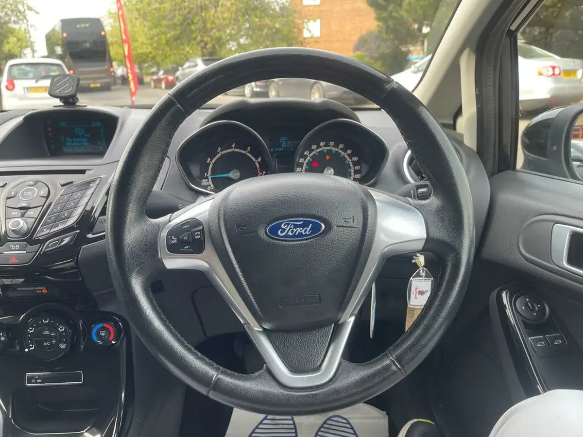 2015-ford-fiesta-10t-zetec-100ps-ecoboost-ss-5d-big-18