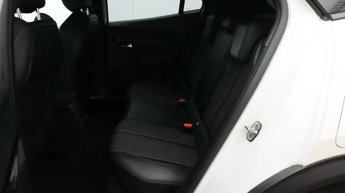 2022-peugeot-2008-suv-12-puretech-gt-big-16