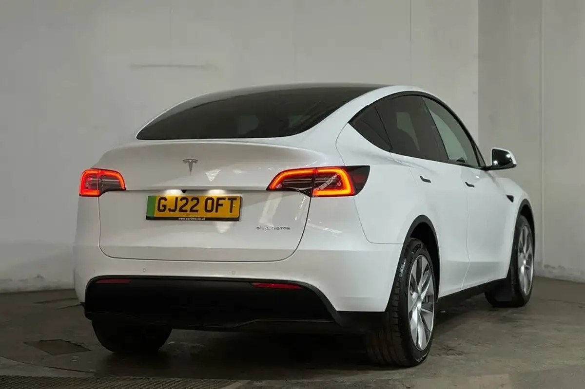 2022-tesla-model-y-e-long-range-big-16