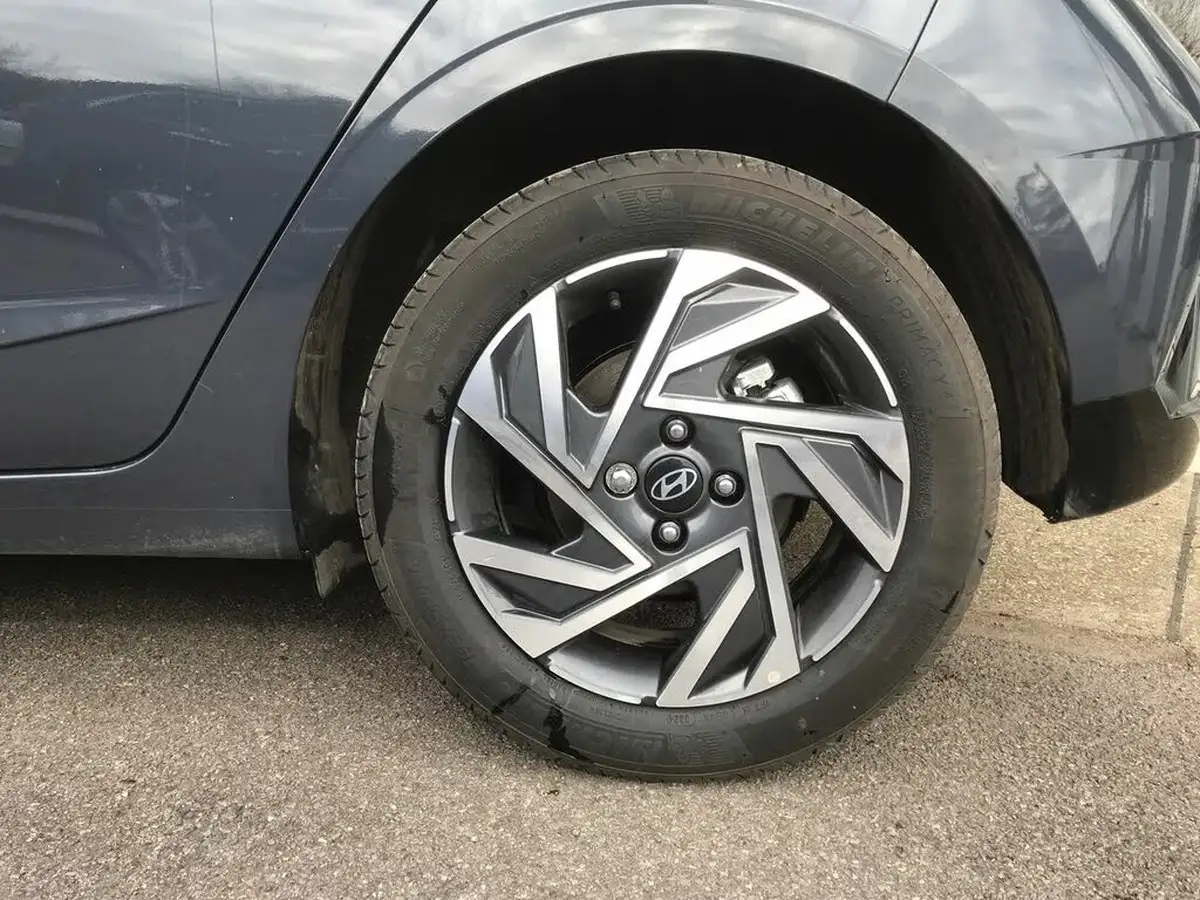 2025-hyundai-i20-10-t-gdi-advance-dct-big-8