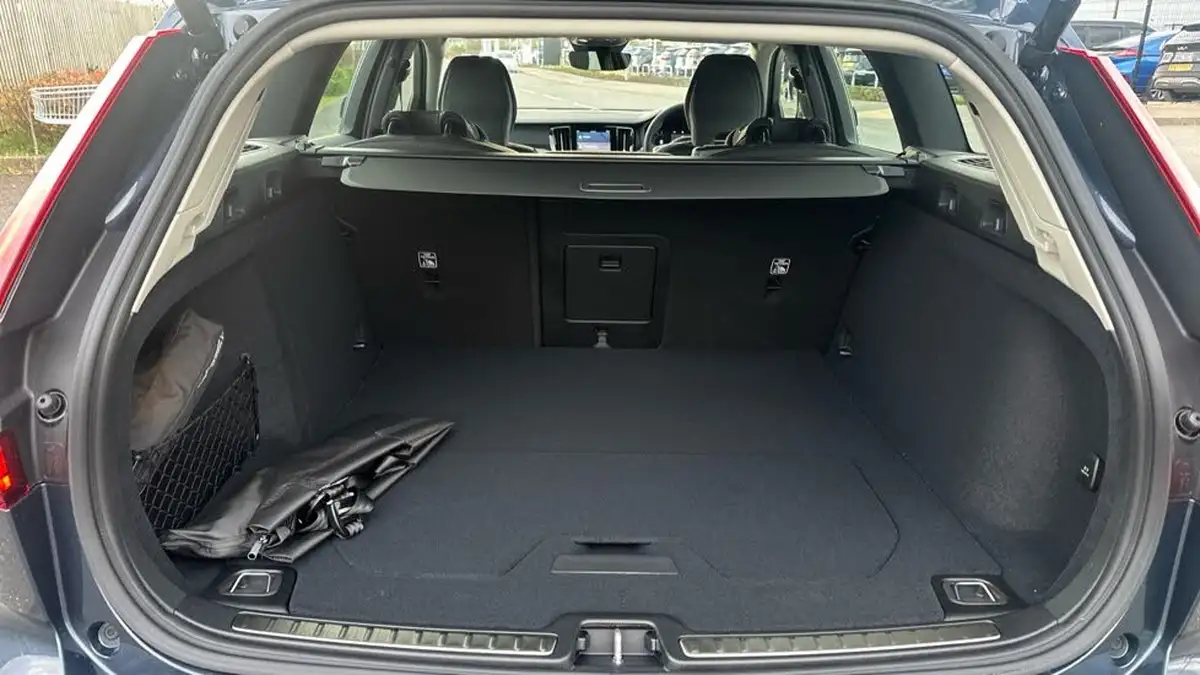 2025-volvo-v60-20-b4-plus-station-wagon-big-16