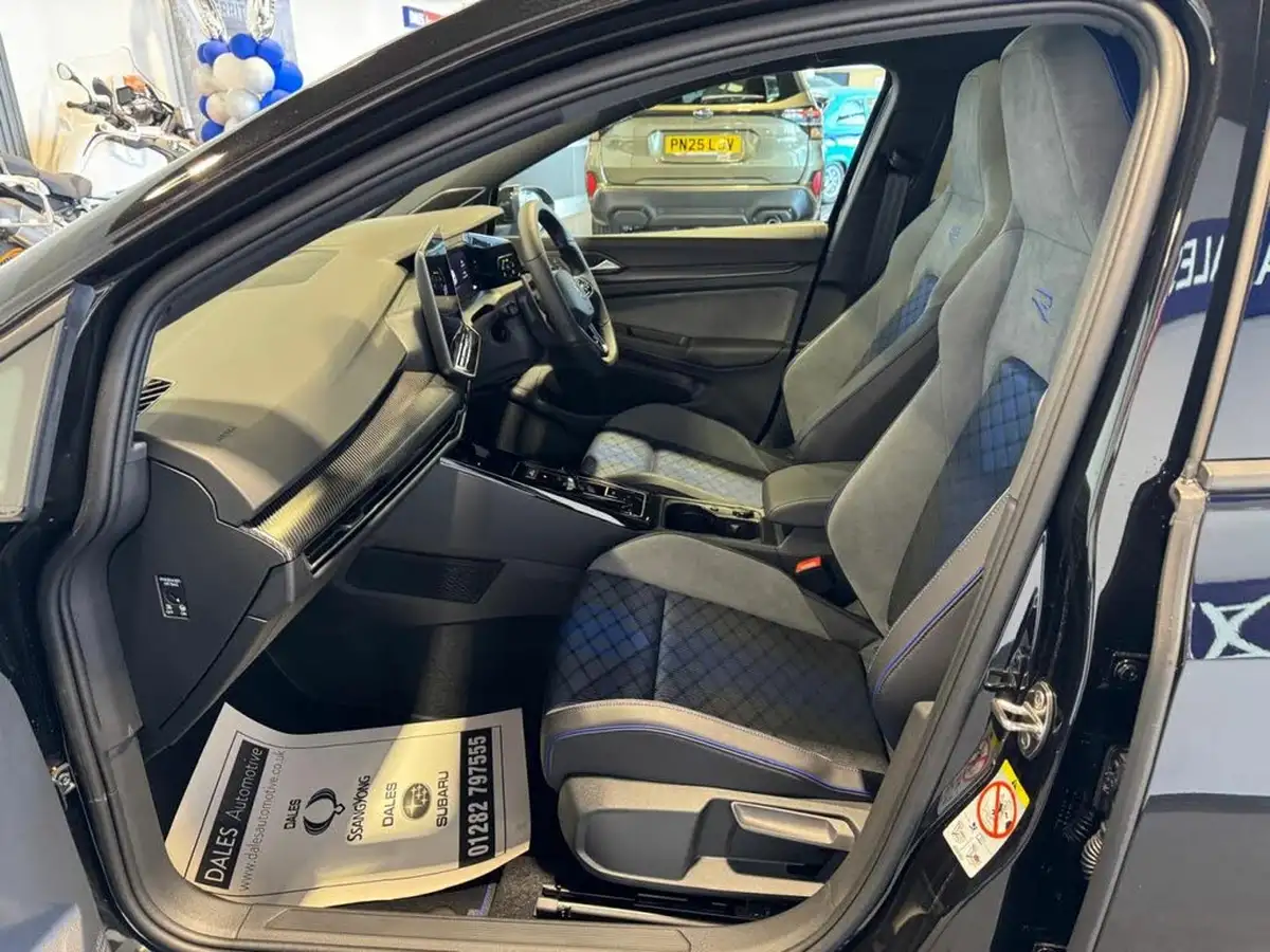 2025-volkswagen-golf-20-tsi-r-black-edition-big-29