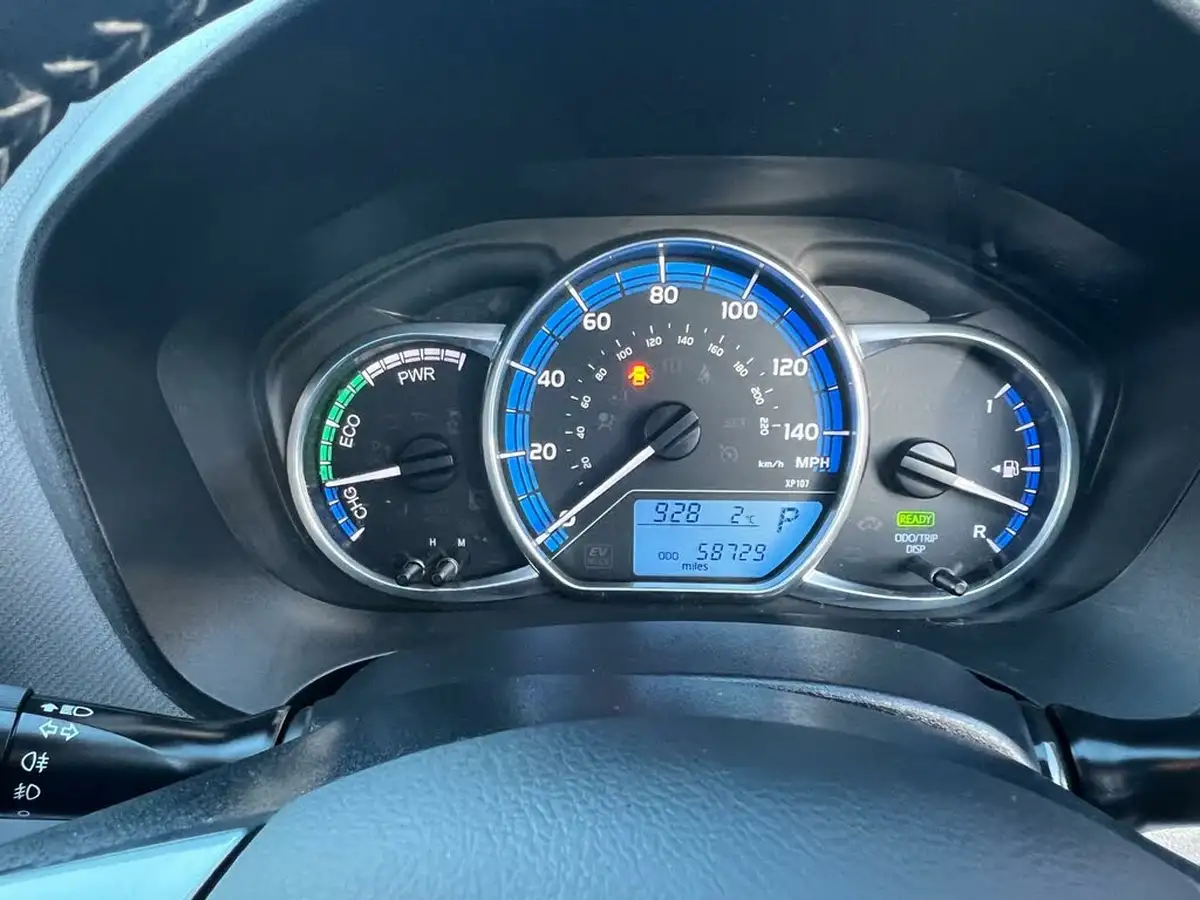 2015-toyota-yaris-15-vvt-i-icon-hybrid-big-17