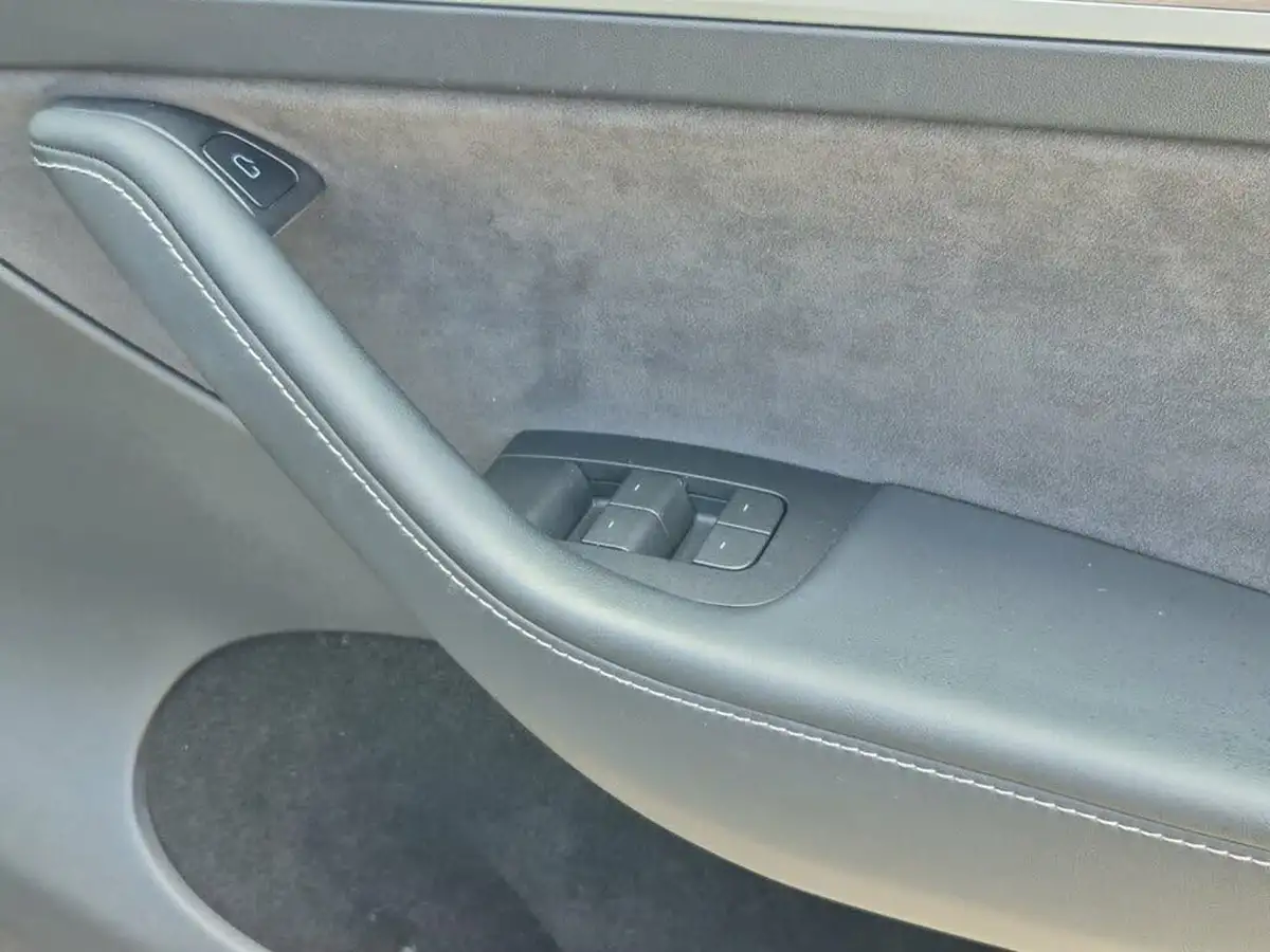 2022-tesla-model-y-e-long-range-big-12