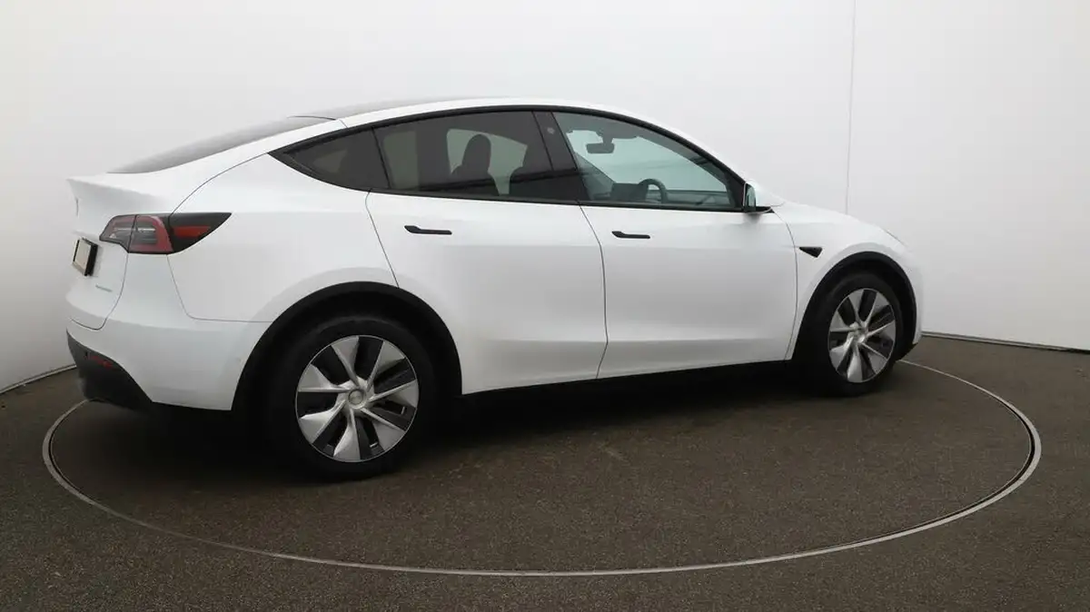 2022-tesla-model-y-e-long-range-big-43