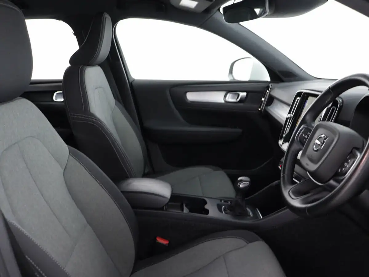 2020-volvo-xc40-15-t3-momentum-big-35
