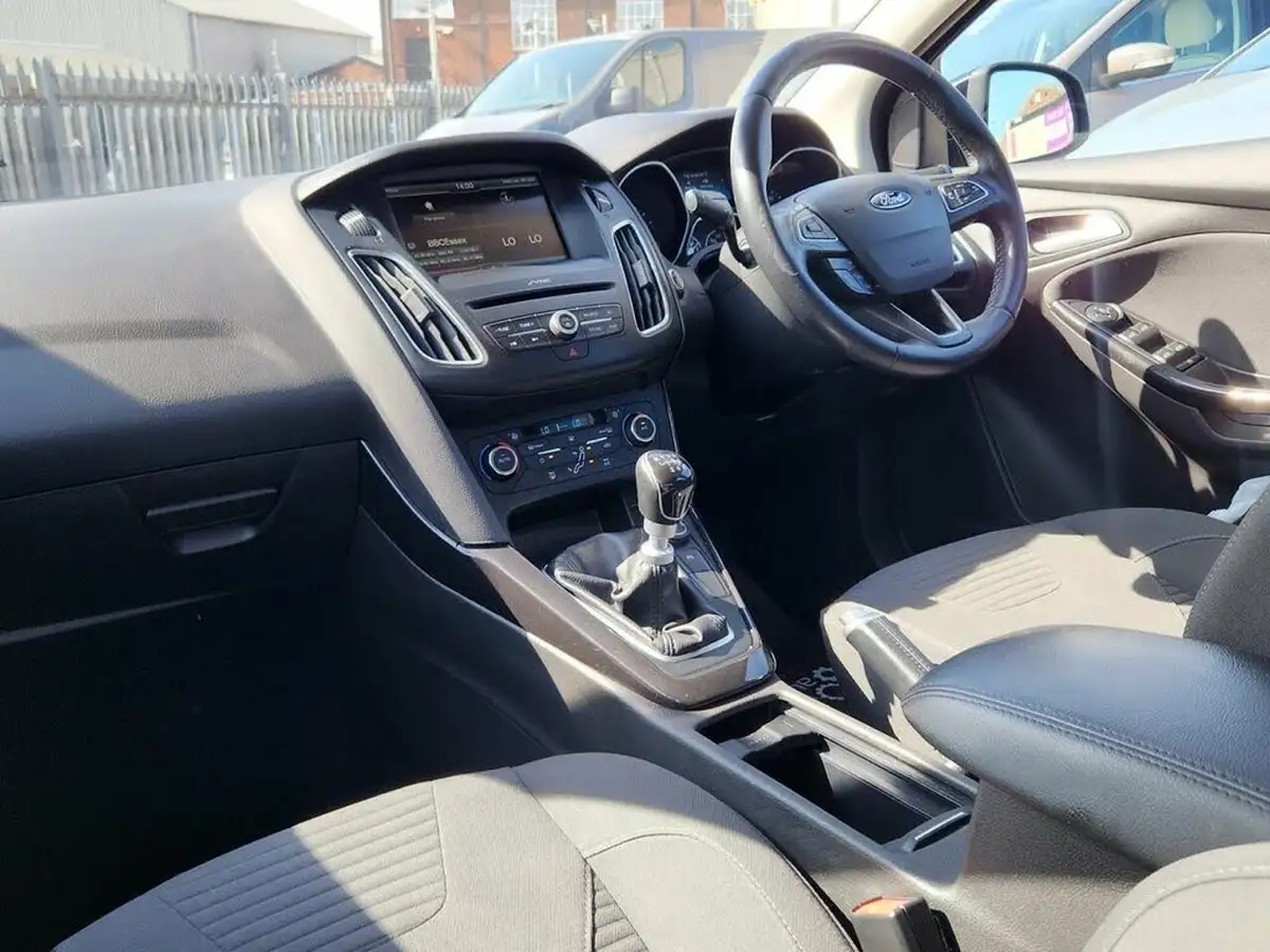 2015-ford-focus-10t-titanium-125ps-hatchback-big-13